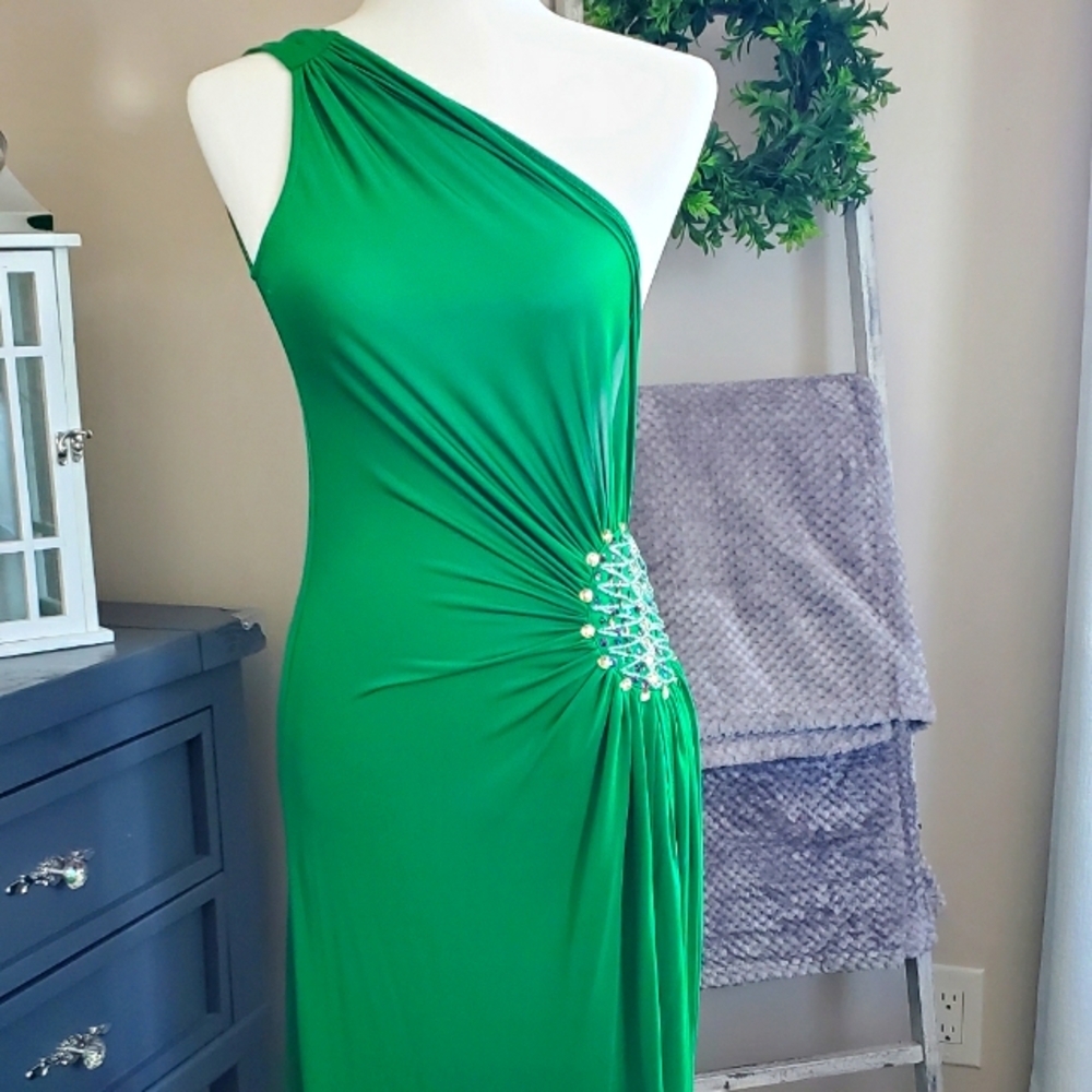 BEAUTIFUL GREEN DRESS WITH SPARKLES
